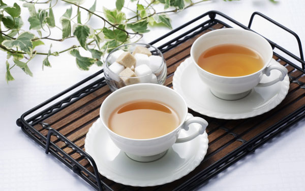 thêm đường hoặc mật ong khi pha trà