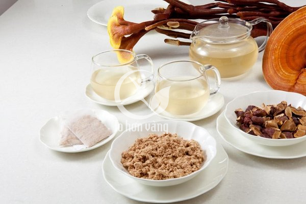 Nấm linh chi xay nhuyễn thành bột và hãm trà uống như những loại trà thông thường khác