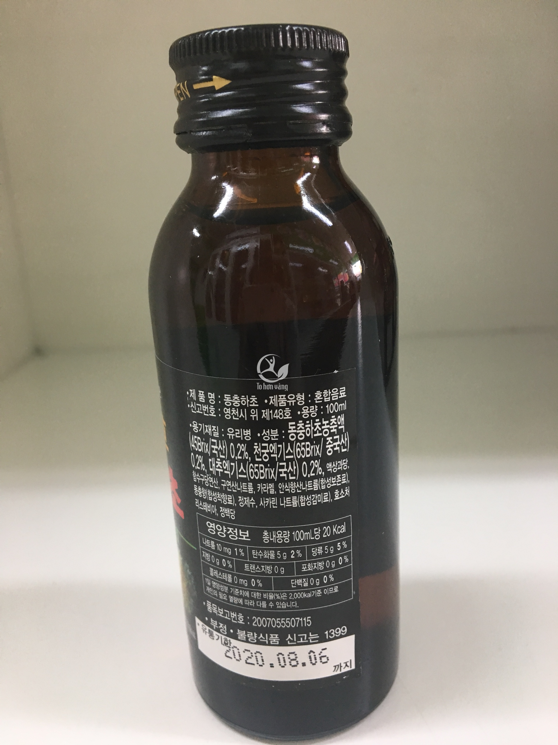 Mặt sau của chai nước đông trùng hạ thảo có chứa các thông tin về thành phần dinh dưỡng Mặt sau của chai nước đông trùng hạ thảo có chứa các thông tin về thành phần dinh dưỡng