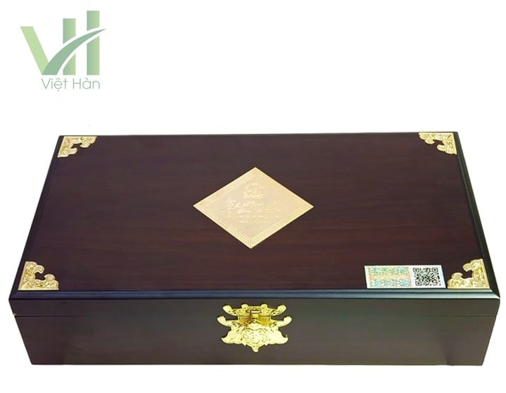 <em>Mặt trước sản phẩm cao hồng sâm Kanghwa Hàn Quốc 250 gram x 4 lọ hộp gỗ</em>