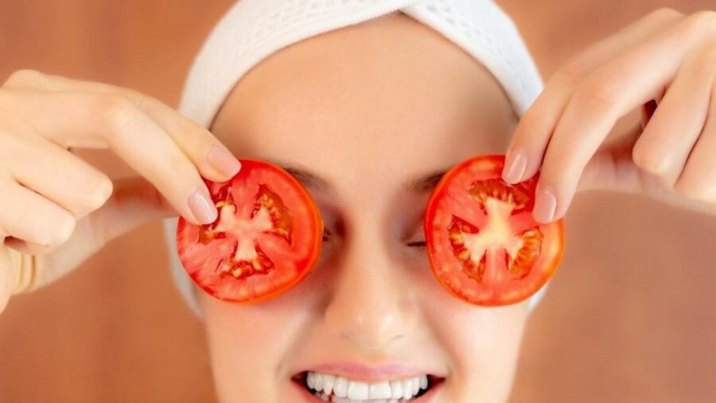 cách trị thâm mắt bằng cà chua