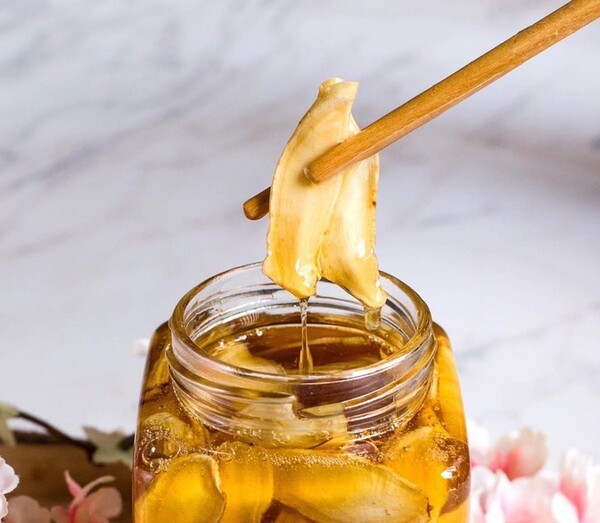 Sâm tươi ngâm mật ong đắp mặt